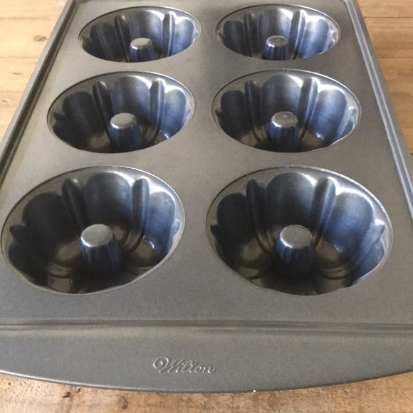 Wilton Other - Wilton Mini Fluted Cake